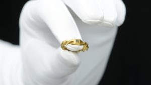 Anillo medieval encontrado por detector de metales listo para subasta