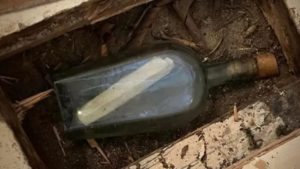 Encuentran botella de whisky enterrada hace 135 años con un mensaje en su interior