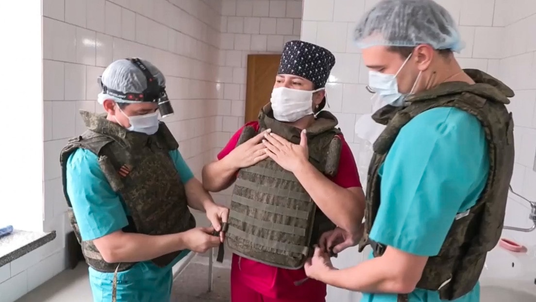 Extraen una munición sin explotar del pecho de un militar ruso