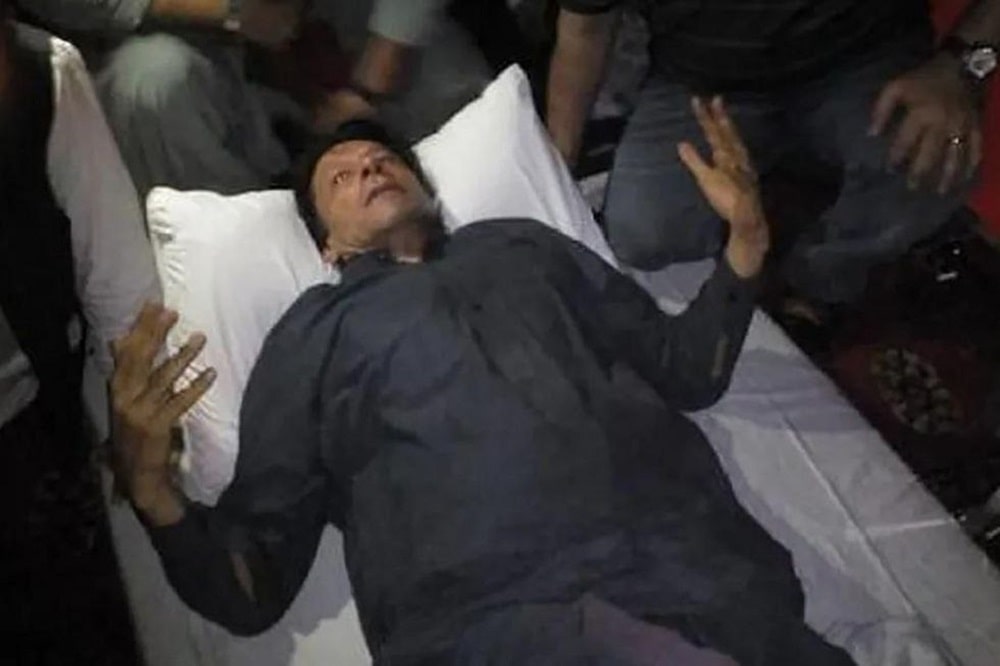 Exprimer ministro de Pakistán es tiroteado durante una protesta para adelantar las elecciones
