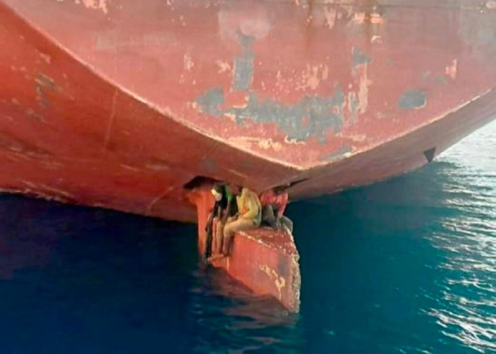Migrantes viajaron 11 días en la pala de un timón de un barco para llegar a Europa