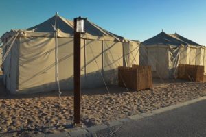 Fanáticos con bajo presupuesto duermen en campamentos en el desierto de Qatar