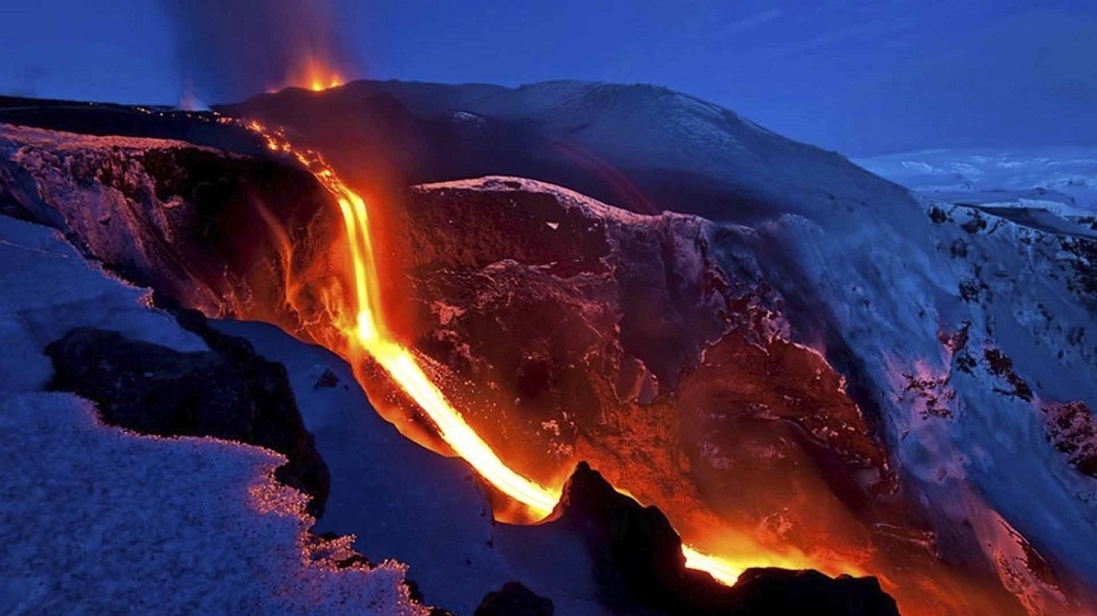 El volcán más grande del mundo entra en erupción en Hawái tras casi cuatro décadas dormido