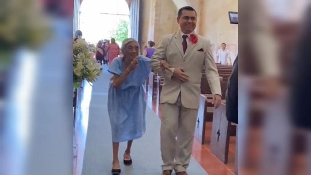 Nieto caminando con su abuelita rumbo al altar estremece las redes