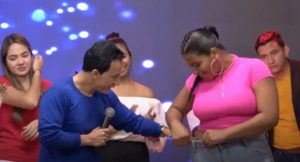 Esteban, el pastor que les hace “liposucciones” a sus feligreses