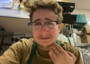 Empleado de Starbucks entre lágrimas pide un sindicato para dejar de trabajar 8 horas