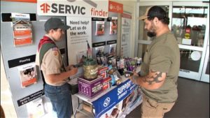 Jovencito que vende palomitas usa parte de sus ganancias para comprar regalos para niños pobres