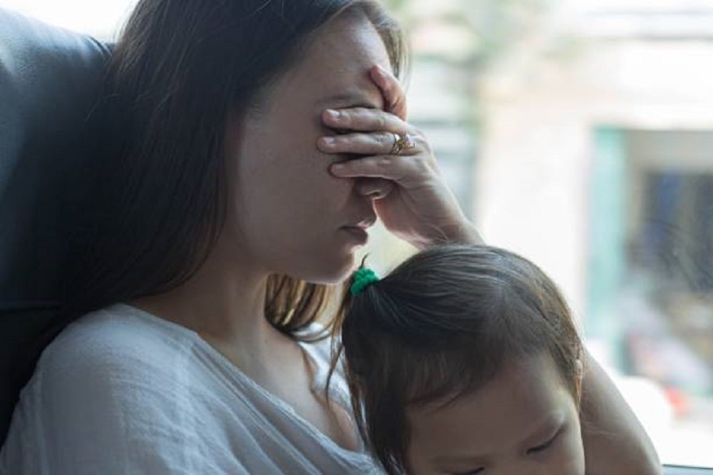 Mujer lucha por ocho años para ser madre, invierte cien mil dólares y ahora dice que es una pesadilla