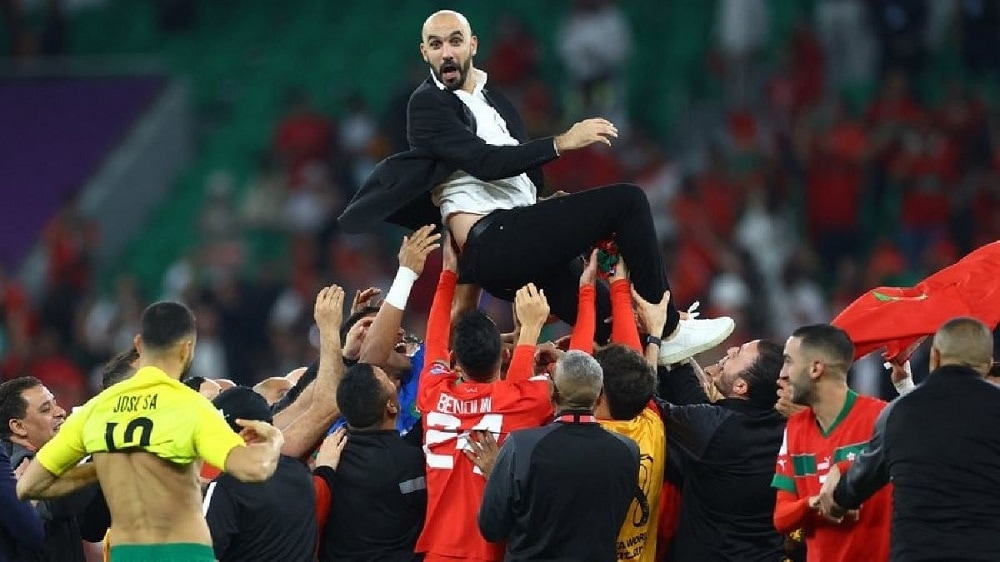 La Real Federación Marroquí de Futbol anunció que regalará 13 mil boletos a sus aficionados para la Semifinal del Mundial de Marruecos y Francia, actual campeón del mundo. Marruecos es el equipo sorpresa que jugara en el Mundial, y que obtuvo su victoria por 1-0 sobre Portugal en cuartos de final, luego de su éxito en la tanda de penaltis contra España en Octavos. Por lo que la Federación de Marruecos distribuirá 13 mil entradas para el trascendental encuentro en un estadio donde caben cerca de 60 mil personas, y se espera que otros aficionados de ese país consigan entradas para la Semifinal en Doha. En alianza con el Ministerio de Deportes y la aerolínea Royal Air Maroc (RAM), se programaron 30 vuelos de Casablanca a Doha para llevar aproximadamente a 9 mil fanáticos. La aerolínea estatal había realizado siete vuelos adicionales para permitir que los fanáticos asistieran a los cuartos de final con Portugal. De esta manera, miles de marroquíes que desean apoyar a la selección nacional podrán experimentar la emoción de la Semifinal de la Copa del Mundo. Se espera que alrededor de 20 mil aficionados marroquíes asistan a la Semifinal y el juego se disputará en el Estadio Al Bayt. En conferencia de prensa previa al partido de semifinales, el entrenador de Marruecos, Walid Regragui e Ilias Chair, jugador de la escuadra, agradecieron el apoyo a la afición y a la Federación, que en los últimos años se ha hecho muy presente para fomentar el crecimiento del balompié nacional. Regragui, opinó sobre las críticas que han recibido a lo largo del Mundial “A algunos les molesta que un pequeño país árabe afronte a los todopoderosos europeos. Pero hemos venido para quedarnos”, declaró Walid Regragui.