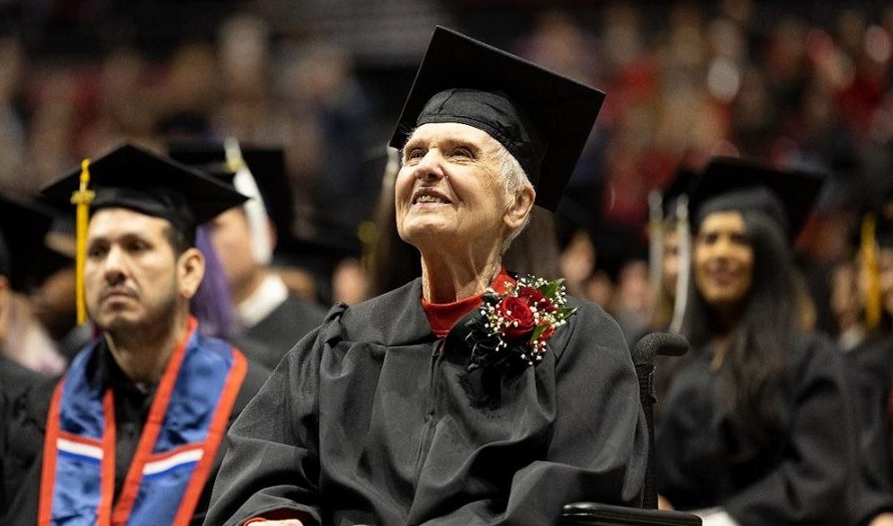 “Las cosas buenas toman tiempo”: Abuelita termina la universidad a los 90 años