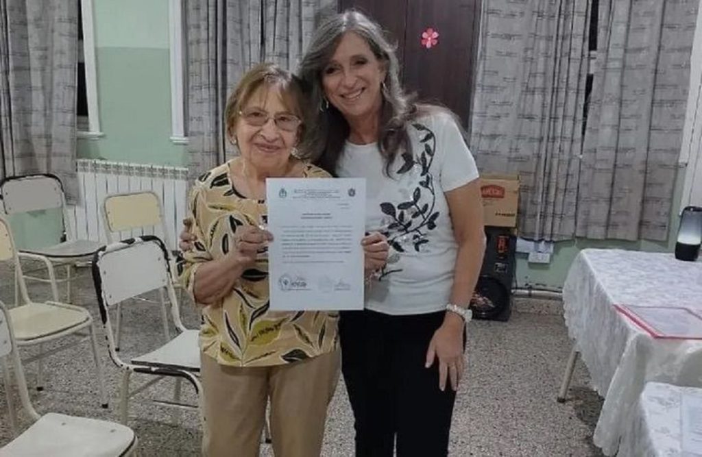 Abuelita demuestra que la edad solo es un número y a sus 84 años sueña con estudiar