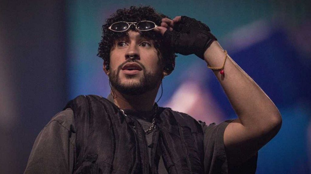 Fanática puede denunciar a Bad Bunny por violencia de género o exigir le pague el celular