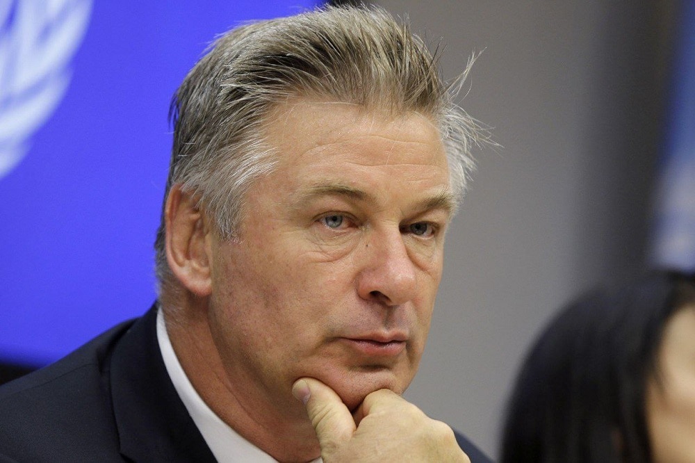 Alec Baldwin es acusado de homicidio involuntario por tiro que mató a Halyna Hutchins