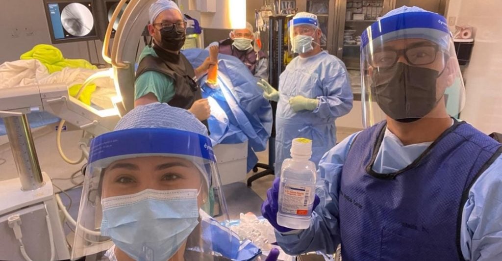 Doctor canceló sus planes familiares de Año Nuevo para operar de emergencia a un menor