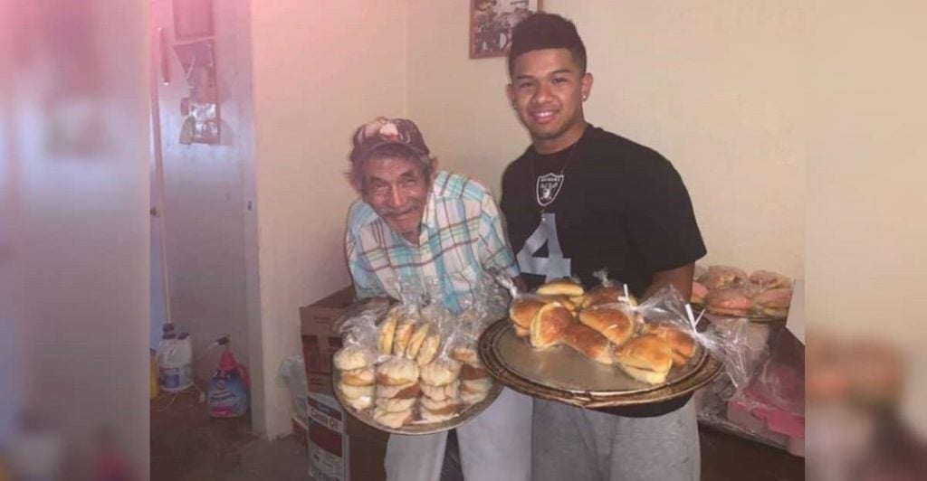 El poder del Internet: Joven ayuda a abuelito a vender su pan de casa