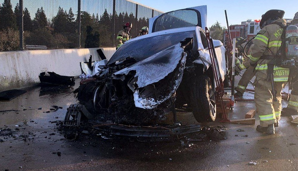 Batería de un Tesla se incendia en una autopista