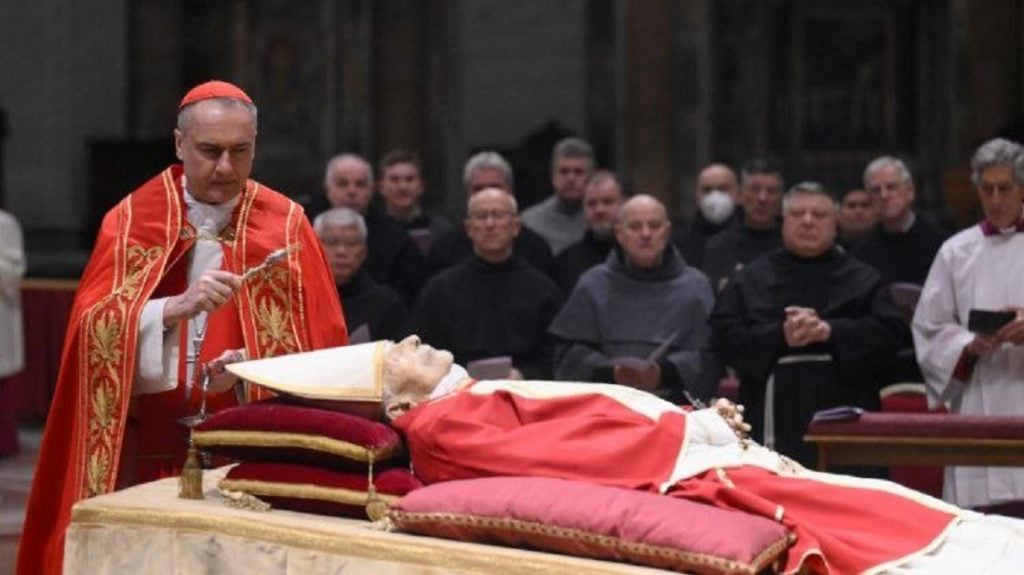 Histórica ceremonia fúnebre de Benedicto XVI ante miles de asistentes