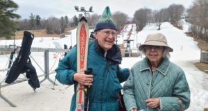 Hombre se retira de esquiar después de 90 años, fue la carrera final
