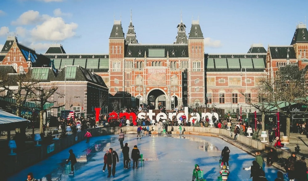 Ámsterdam propone prohíbe fumar marihuana en su casco antiguo