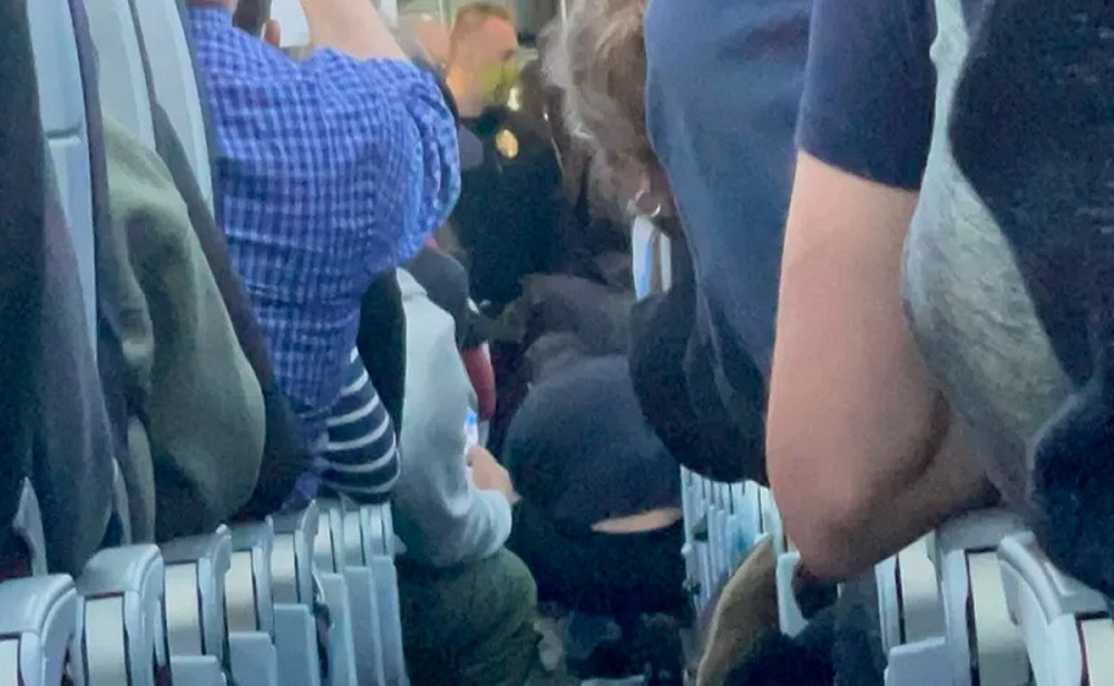 Azafata noqueó a un pasajero que intentó abrir la puerta del avión en pleno vuelo