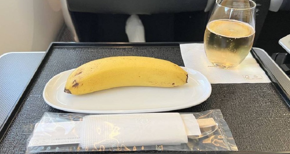 Vegano pide menú en un avión y le llevan un banano, dijo sentirse ofendido