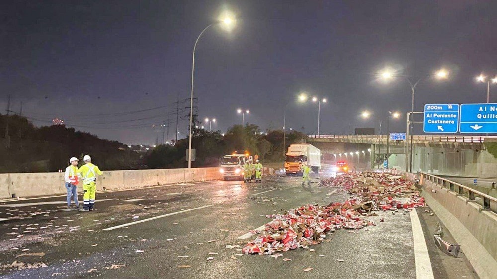 Se vuelca camión con 18 toneladas de cerveza