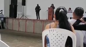 Prohibidos los noviazgos y cabellos teñido en un colegio: “Si no les gusta, se pueden ir”