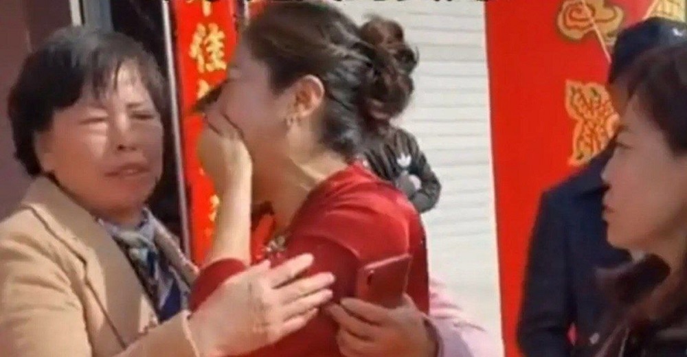 Mujer descubre que su nuera era su hija perdida hace 20 años en plena ceremonia de boda