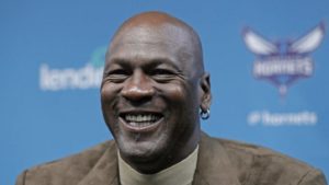 El legendario Michael Jordan tiene una fortuna de mil millones de dólares