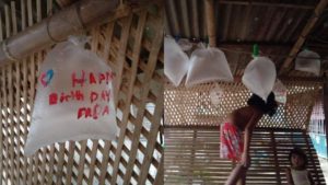 “Feliz cumpleaños papá”: Niños improvisan globos de bolsas de plástico