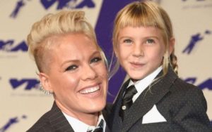 Cantante Pink le paga 22 dólares a su hija por trabajar en sus conciertos