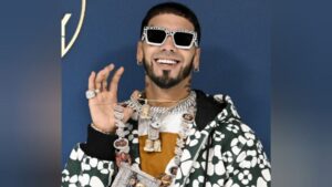Anuel AA “es el artista más guapo del momento”, según el mismo
