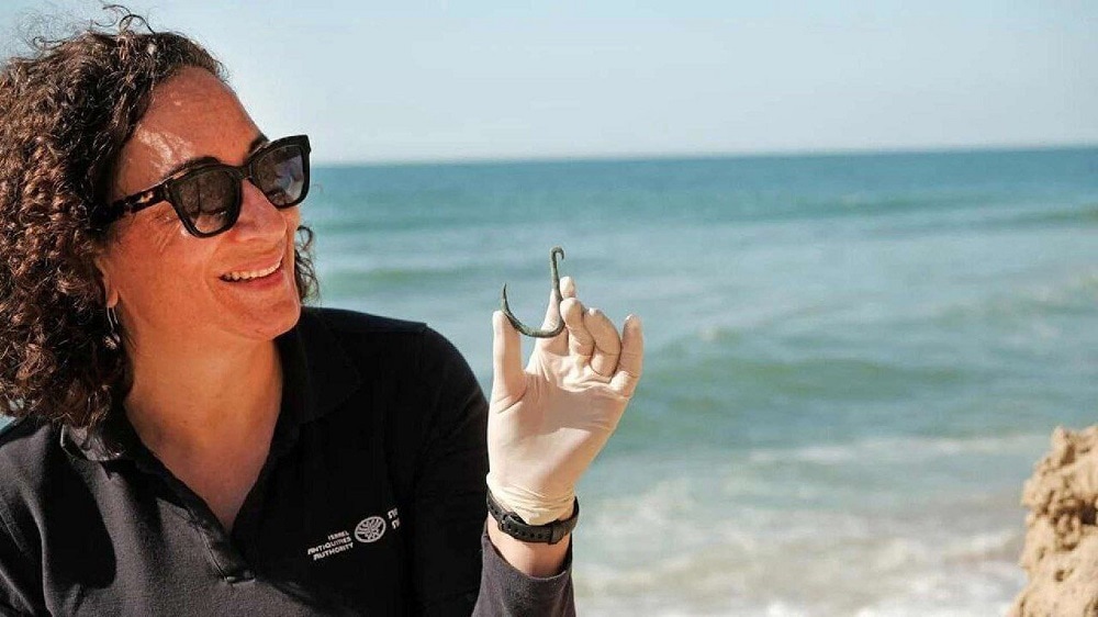 Descubren el anzuelo “más antiguo del mundo” en Israel