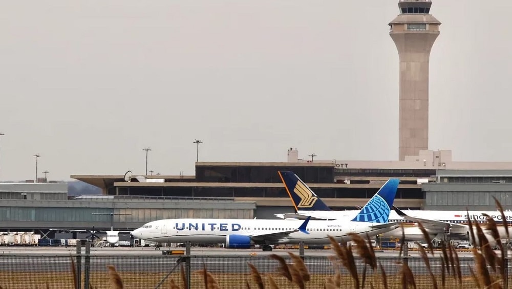 Arrestan a un hombre por intentar abrir la puerta de emergencia de un avión y apuñalar a una azafata