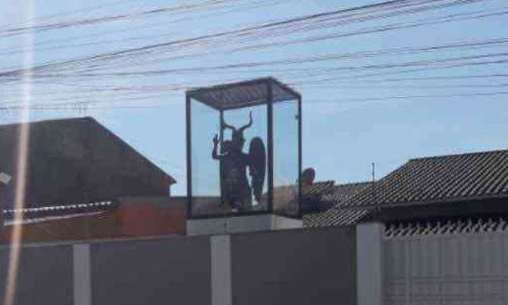 Terror en vecindario por enorme estatua de Baphomet