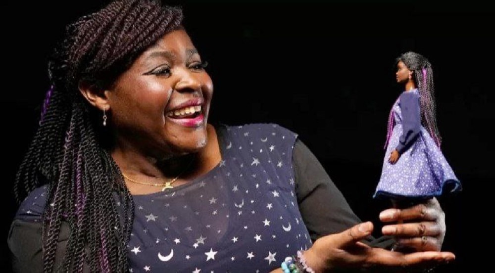 Inmortalizan a la científica Aderin-Pocock: La Barbie científica negra