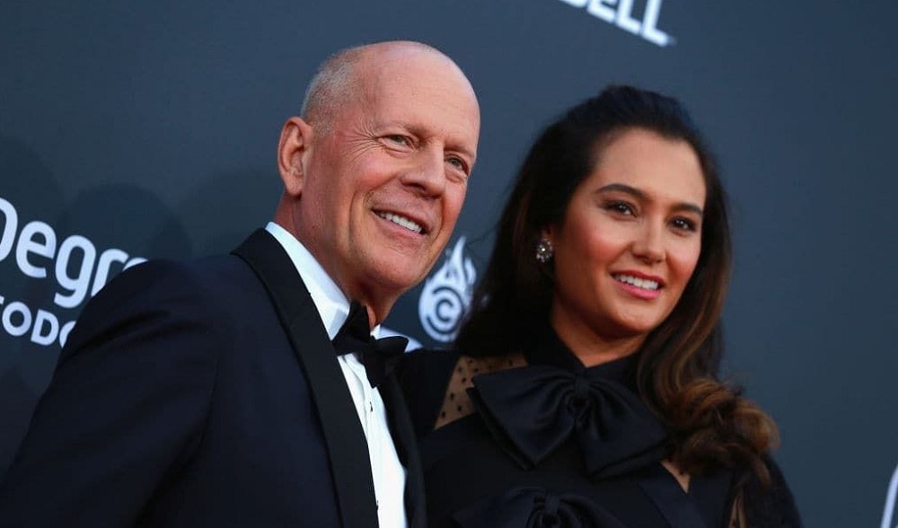 Esposa de Bruce Willis le ruega a los paparazzi ser humanos y no gritarle al actor