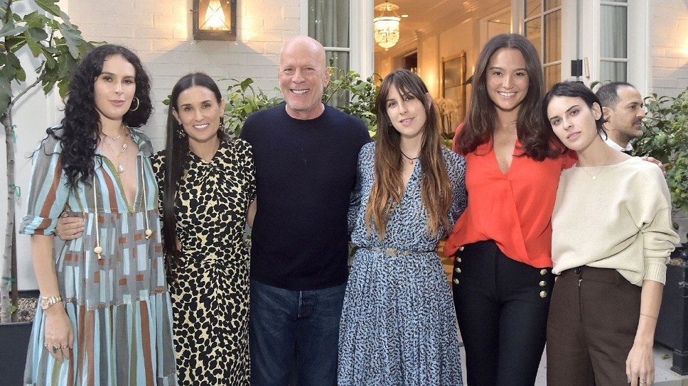 Esposa de Bruce Willis niega que Demi Moore esté cuidando al actor