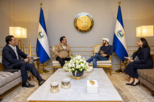 Histórico encuentro entre Manuel Zelaya y Nayib Bukele