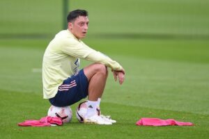 El jugador alemán Mesut Özil anuncia su retiro del fútbol