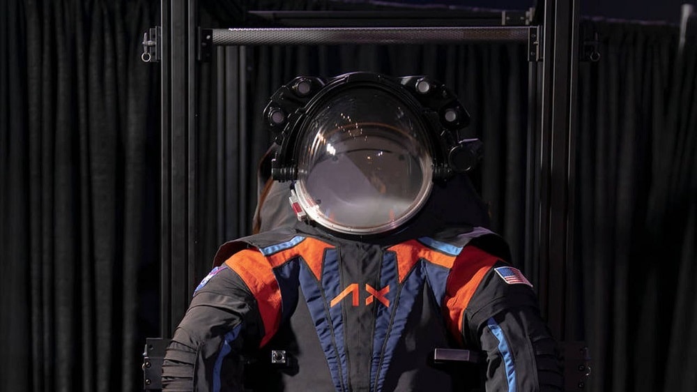 La NASA presenta los nuevos trajes espaciales que usará la tripulación en la próxima misión lunar