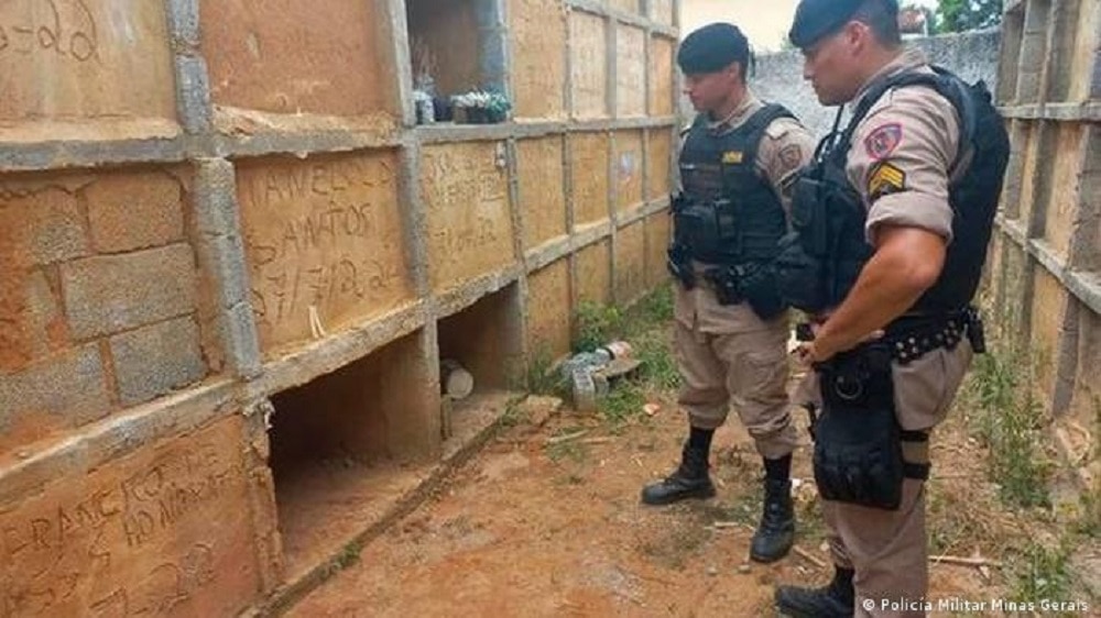 Mujer es rescatada tras ser sepultada viva en un cementerio