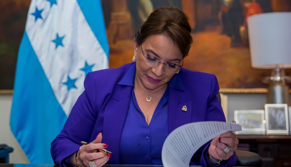 Xiomara Castro firma Acuerdo Ejecutivo que ordena el uso libre de la PAE
