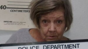 Una mujer de 78 años fue acusada de robar un banco