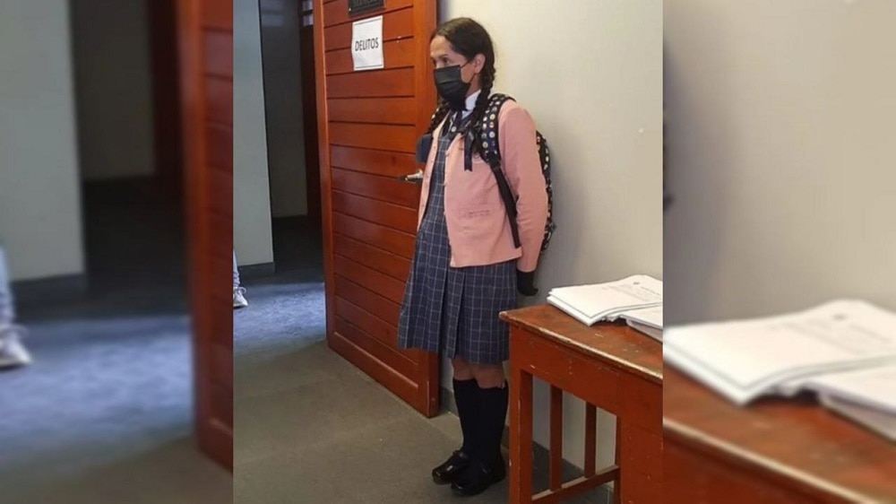 Hombre de 42 años se disfrazó de colegiala para grabar a varias estudiantes en los baños