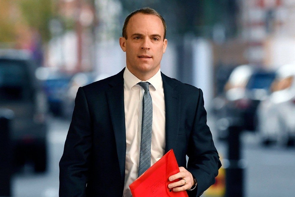 Renuncia el ministro de Justicia británico por acoso laboral