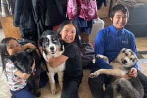 Perro regresa a casa después de sobrevivir a un viaje