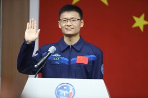 China envía por primera vez a un civil al espacio