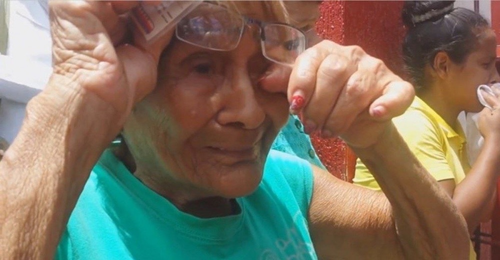 Abuelita llora desconsolada para que no la lleven a un asilo: “si quieren yo lavo mi ropa”