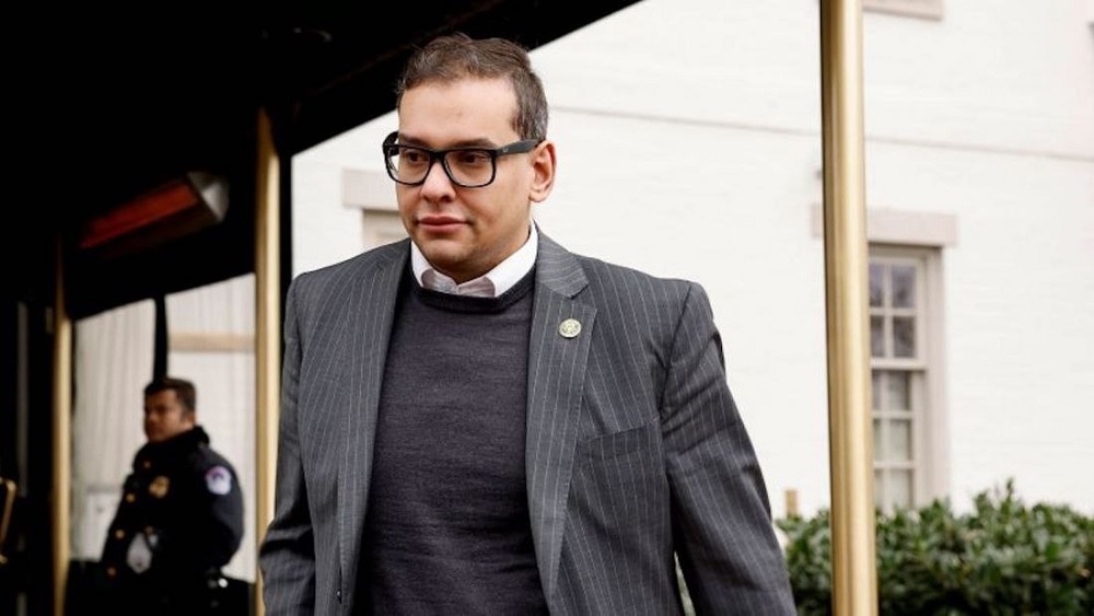 Representante republicano George Santos bajo custodia federal por 13 cargos